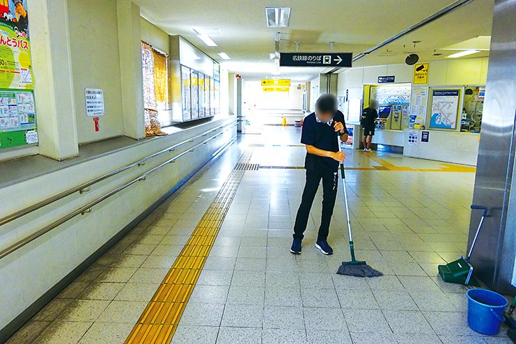 国府駅の清掃作業