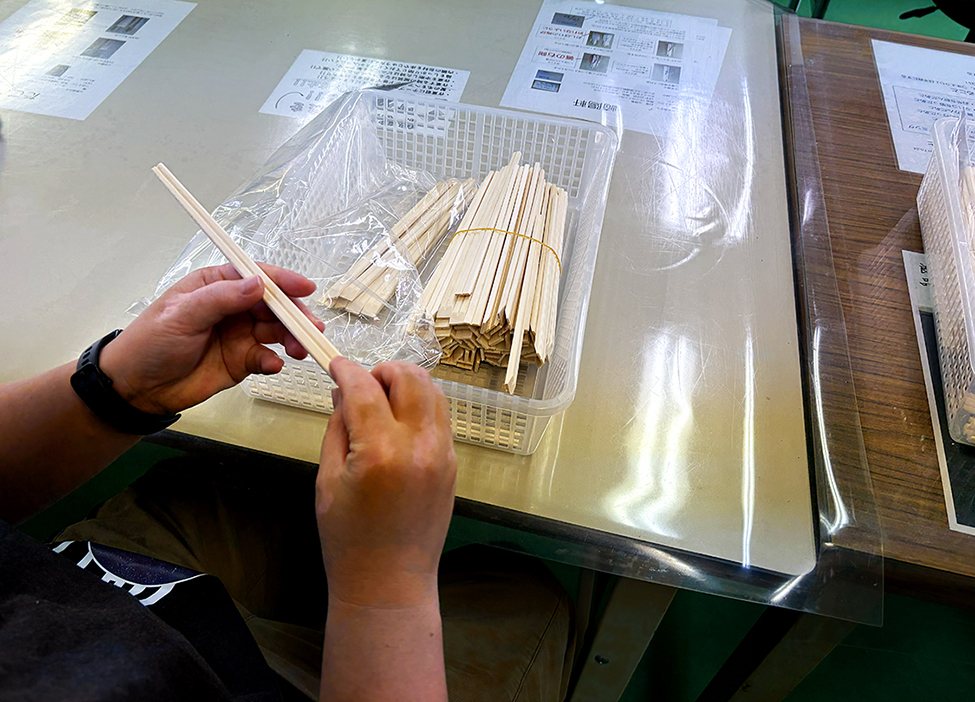 割りばしの袋入れ作業